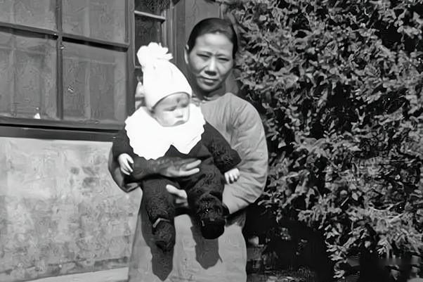 1938年，一名外国婴儿在天津的一家医院出生。可他的父母因为急着要回国，直接把他
