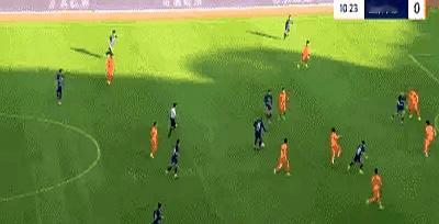 “你俩弄啥嘞？山东泰山与武汉三镇，半场3个进球全部越位！”这场中超收