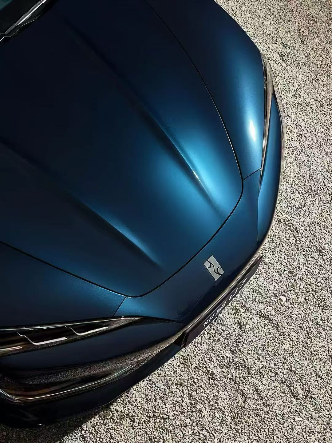 从星河的澄澈取一抹蓝让宇宙的无垠，落在车身之上每一次加速，都像一场星河跃迁全新