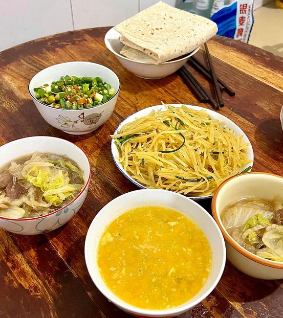 我儿媳明天就要剖了，今天中午我忙活一下午做了一桌子她爱吃的菜，晚上就得住院等着了