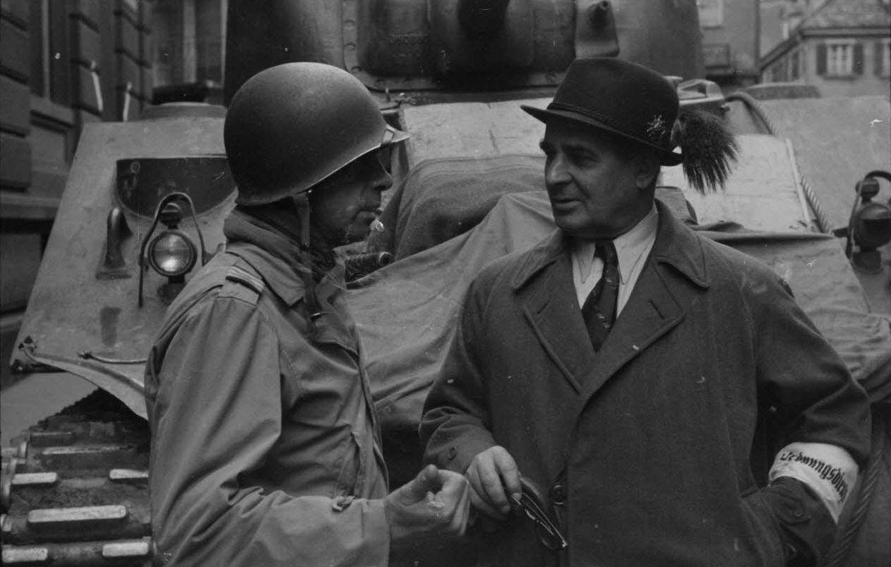 “你敢包庇法奸？！跟我走一趟！”——1945年4月12日，德国，巴登-巴登市。“