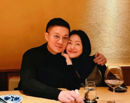 小S老公许雅钧以前花边新闻、绯闻不断，可大S离世后他像是变了个人，成了小S的护花