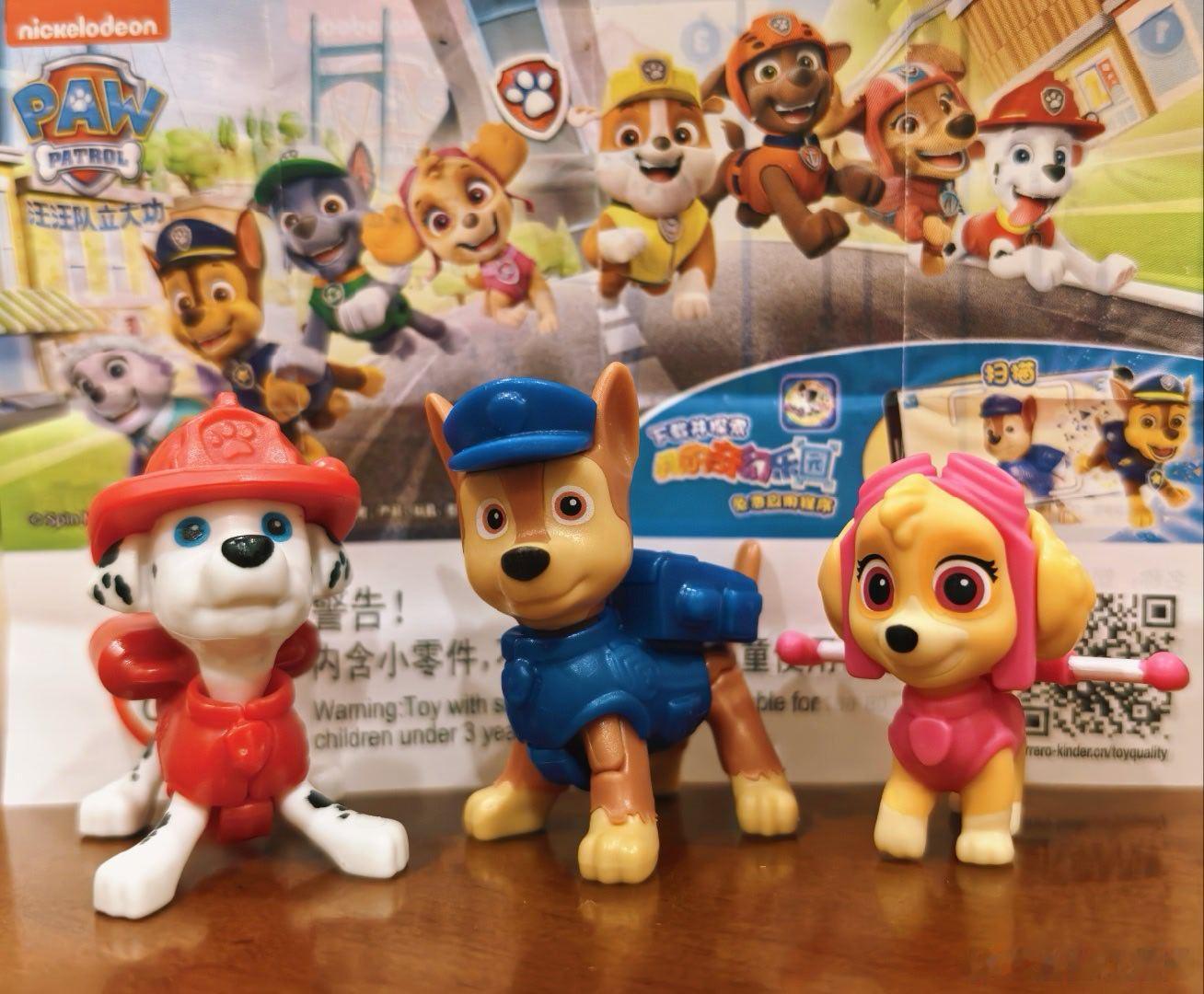 逗比小孩姐一回家，又摸两只新狗出来和我嘚瑟。我：你今天又买蛋了？鱼：没。潇姐把