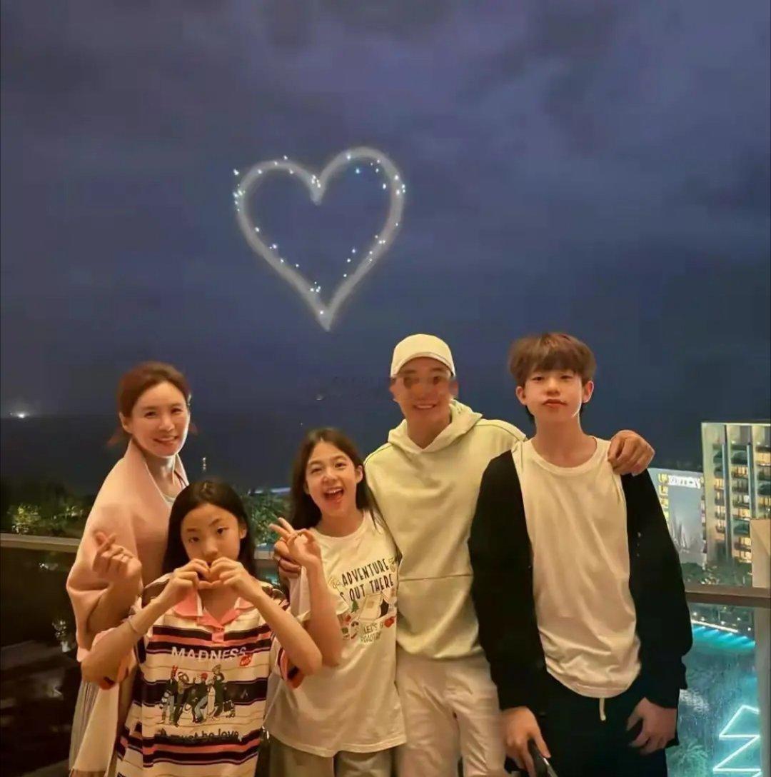 刘畊宏晒一家度假照，12岁小泡芙变样认不出，儿子1米8身高太吸睛！！！！！！
