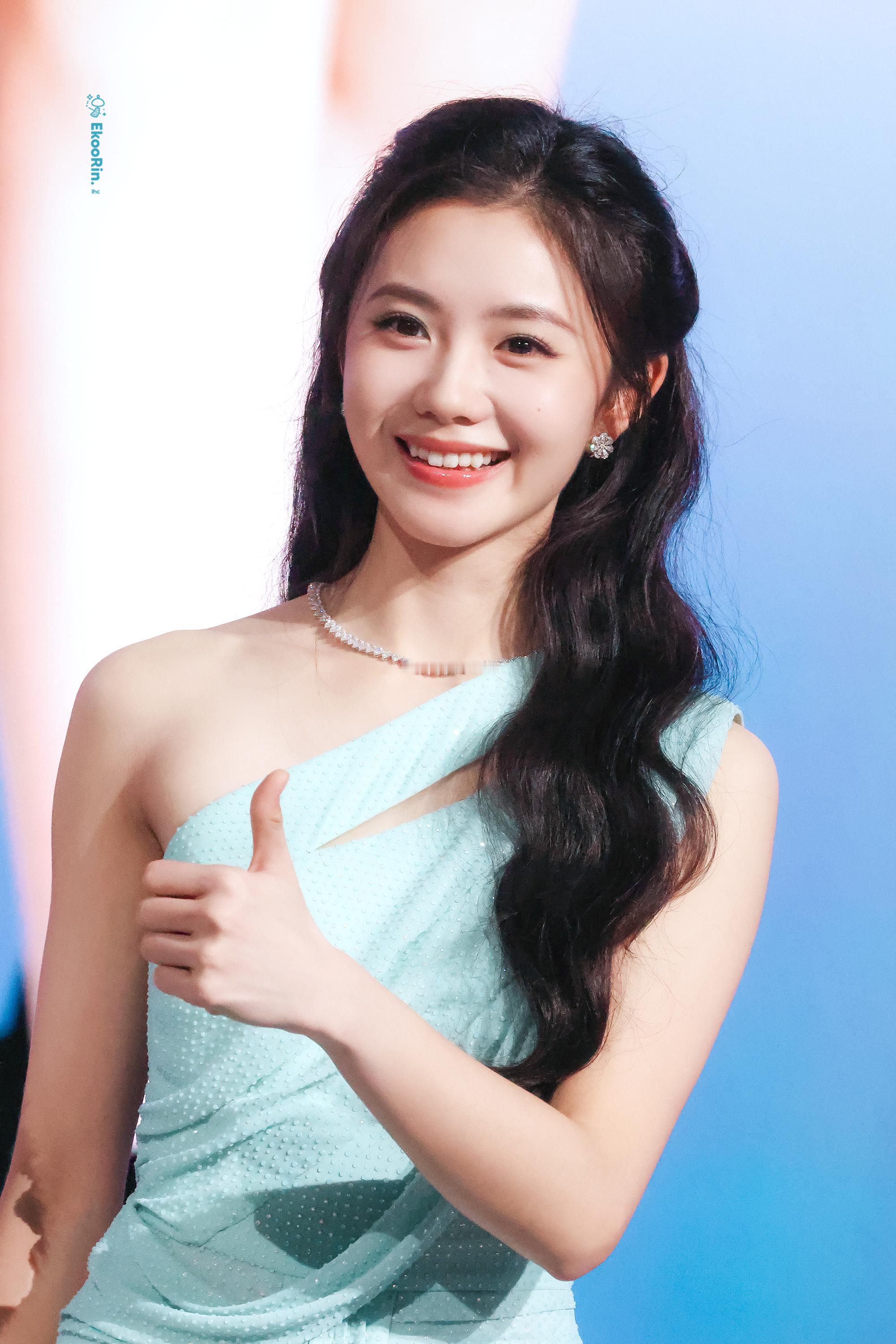 刘浩存冰蓝礼裙缀着碎光，流动着灵动与优雅。