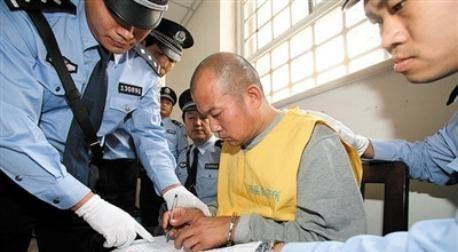 十年前王书金被带到西郊那块地，指着玉米秆说埋了人。治保主任当场愣住：“这早枪毙了