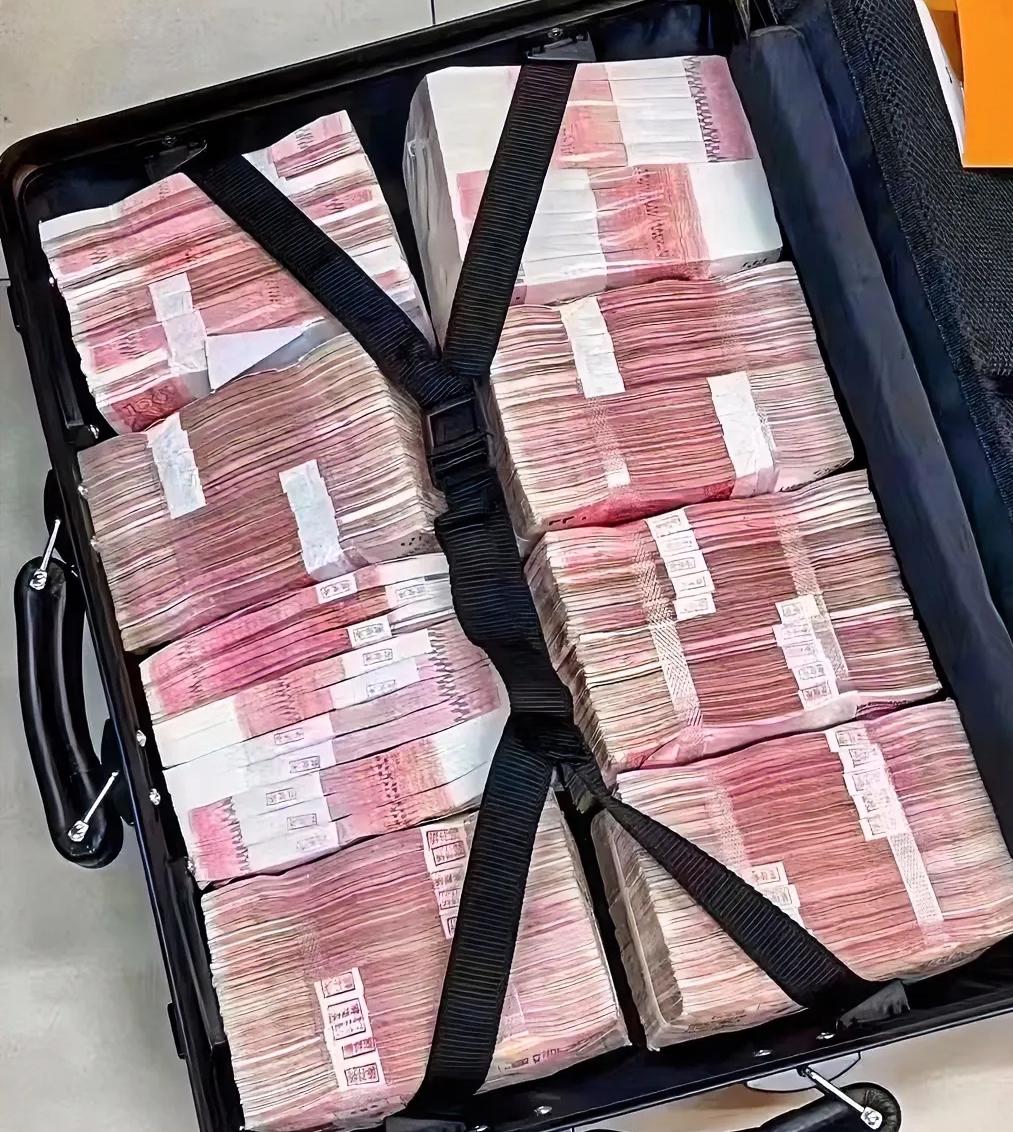 工资明明3700元，却收到1230000元。3天后，他连人带钱消失了。3年后