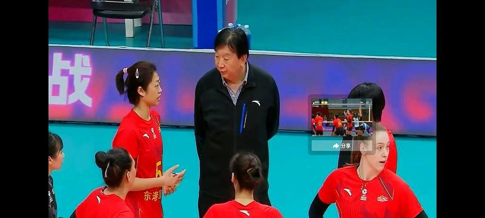 居然干出七连败的垫底！刚跟北京女排打满五局，2-3惜败，这已经是新赛季开赛以