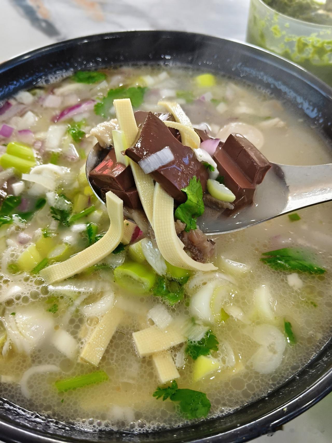 午饭如期而至，一碗羊杂，一脸葱油饼。这个时候吃它，她觉得我居心叵测。中午她发了