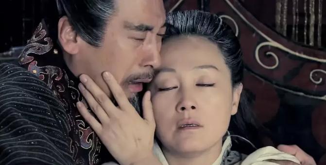 公元前188年，吕后和仆人审食其私通，被儿子汉惠帝发现。汉惠帝勃然大怒，立刻将审