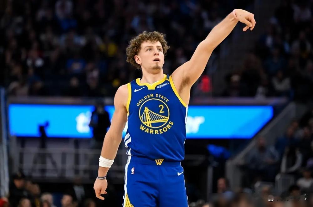 哥们儿，勇士这队，你敢信？科尔这老头，把大把天赋摁替补席，就为了那个“太子爷”波