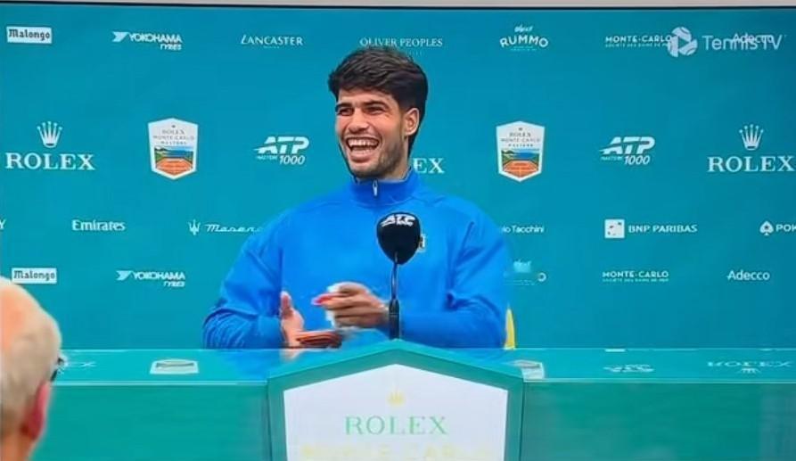 阿卡和辛纳决赛赛后接受采访时鲜明的对比！阿卡:没坐下来就已经听到他爽朗的笑声了