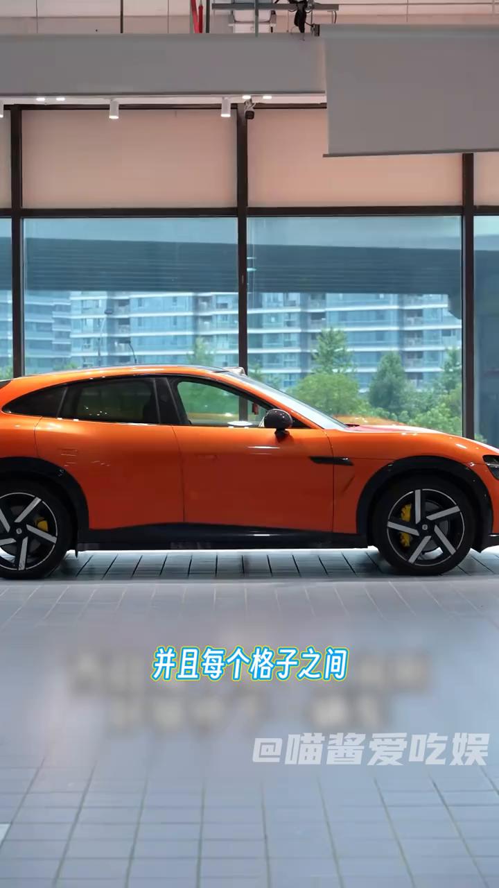 把汽车店爆改成汽车手办盒。喵酱爱吃娱。什么叫你开了一家小米4S店，然后把汽车