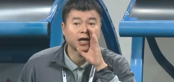 天津津门虎主帅于根伟，这个赛季是怎么在负十分及球迷质疑声中带队完成保级的？在中超联赛的第27轮比赛，