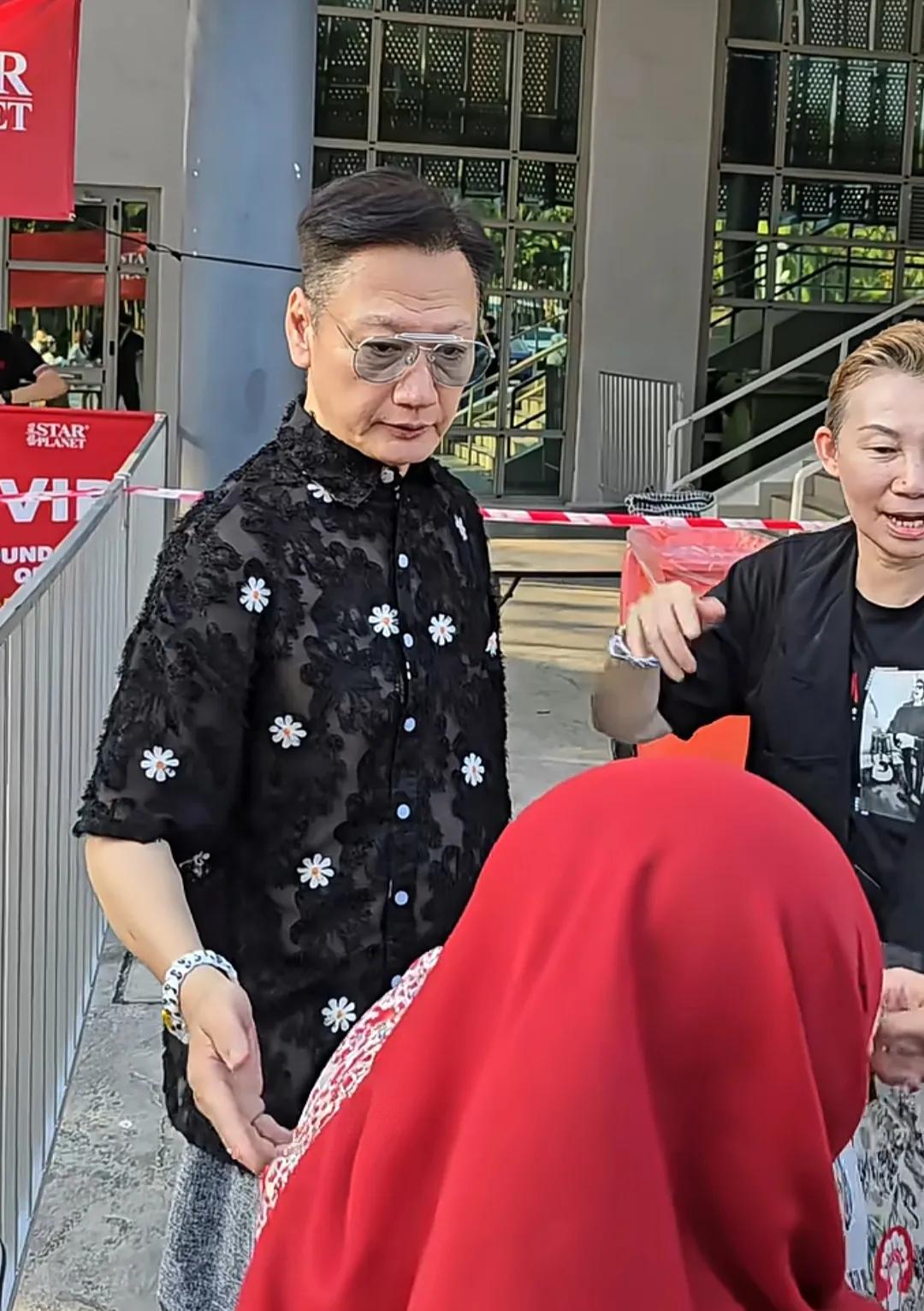 天啊！在街头偶遇童年男神了，怎么老成这样，差点认不出来近日，某网友在个人社交账
