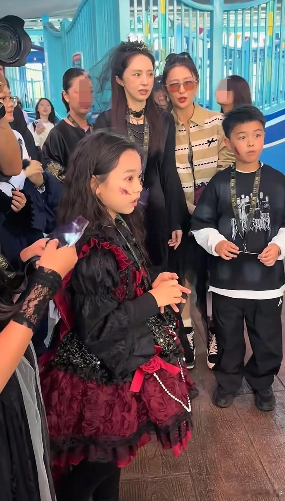 董璇佟丽娅中秋带娃游环球影城，小酒窝打扮漂亮，朵朵成她小跟班！​​​
