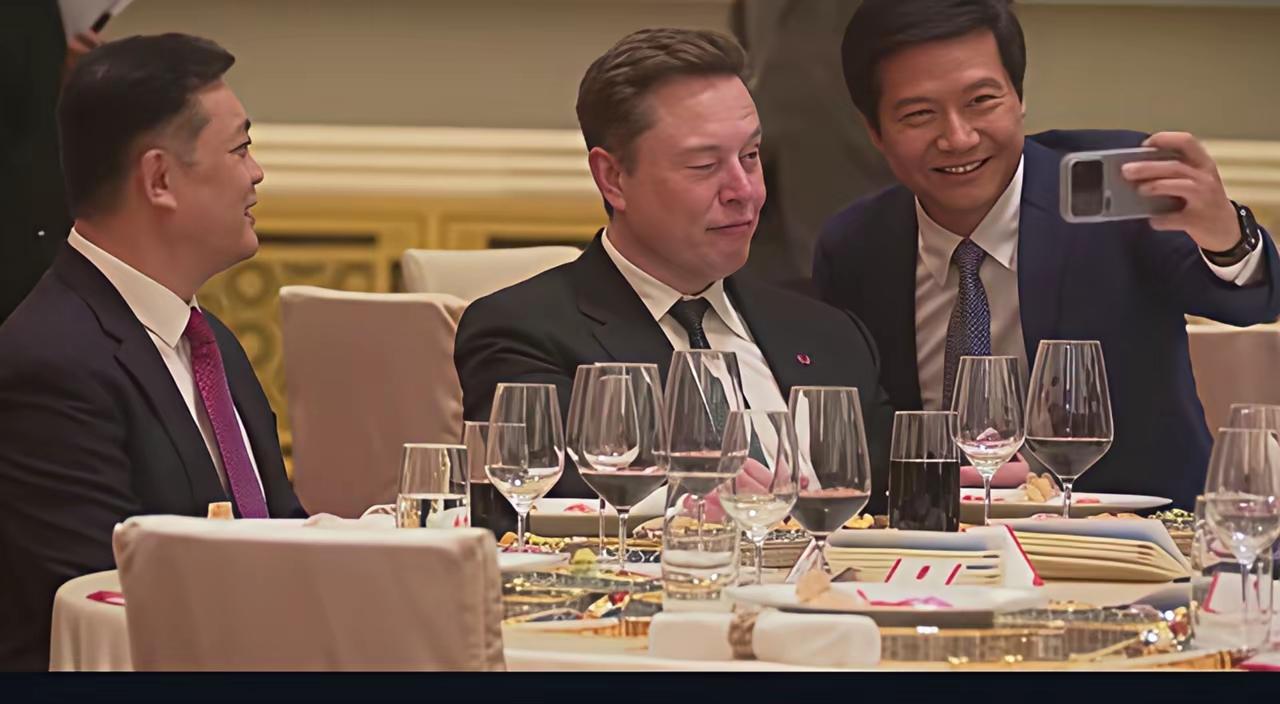 雷军激动，见到马斯克，主动去与马斯克自拍合影……而与雷军同桌的杨元庆，却表现非常