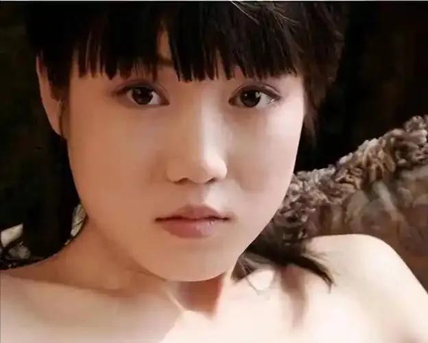 张筱雨，明明是北华大学的高材生，是村里第一个本科生，本来能安安稳稳过日子。偏去拍