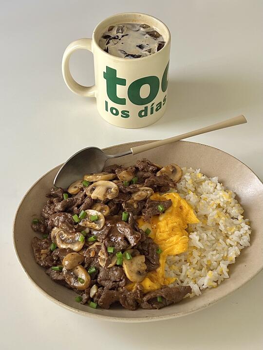 一人食🍴｜牛肉口蘑滑蛋盖饭🥣简单美味😋