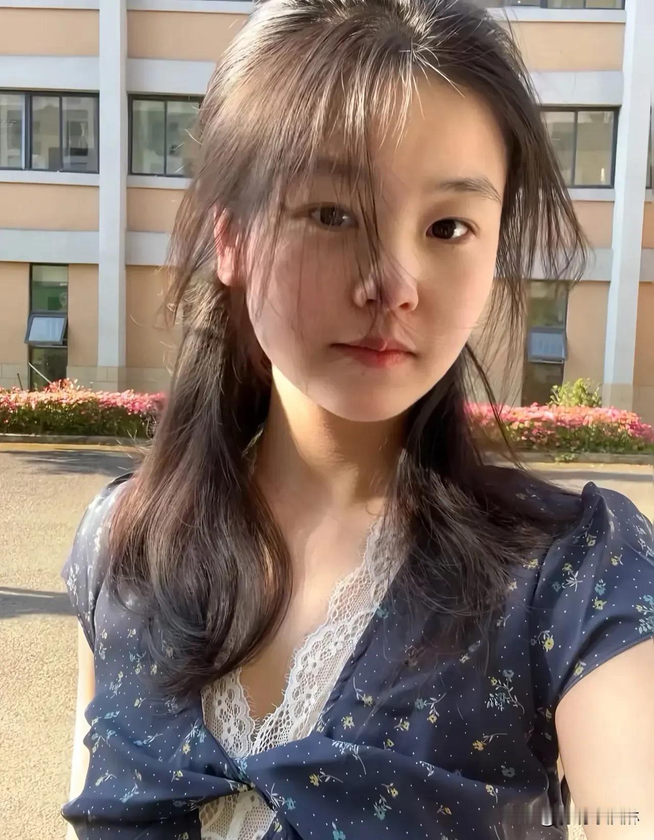 清晨的阳光洒在发梢，微笑如糖，温柔似风。穿搭简约却自带光芒，每