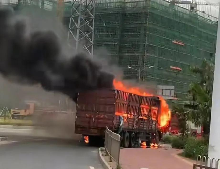 5月21日广东中山坦洲镇环洲东路发生一起货车起火事件。现场火势凶猛，浓烟如巨大的