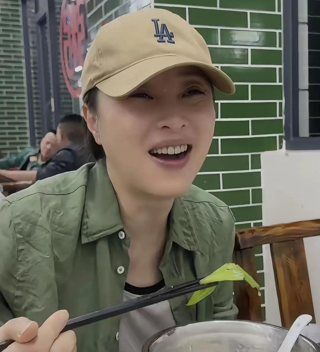吴越佛山干饭好真实在佛山偶遇吴越干饭，这状态也太绝了👍棒球帽配绿衬衫，