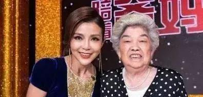 有一次，主持人朱迅带着80岁的婆婆上节目，婆婆说：“我跟朱迅住在一起十多年没红过