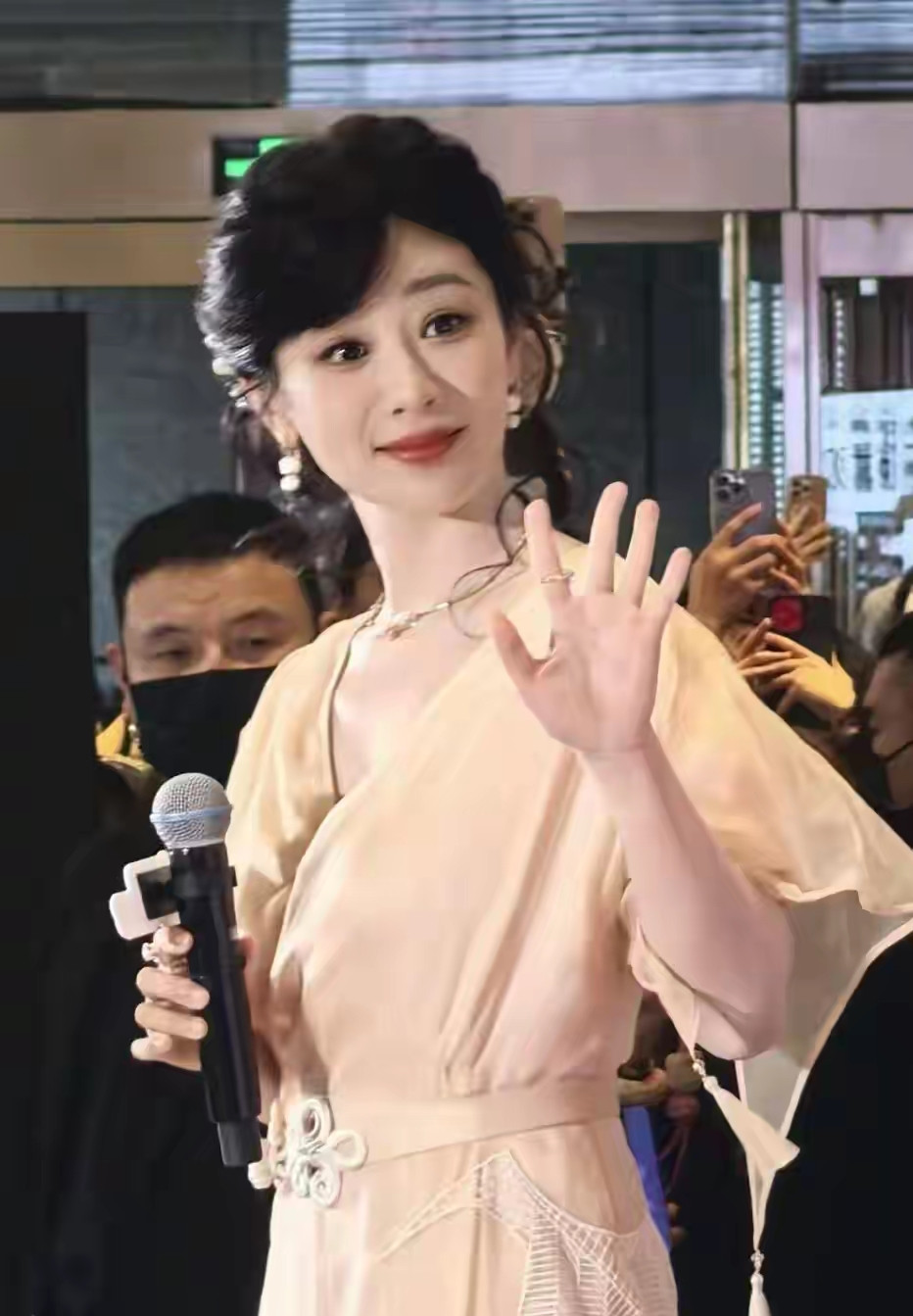 天哪！这还是那个杨紫吗？从来没看她这么美过，这一次，不仅自然，还立体，