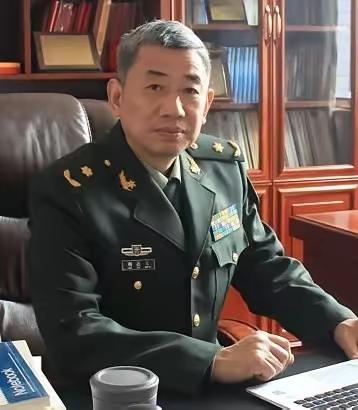 胡德文，男，1963年出生，籍贯湖南省岳阳市岳阳县。1983年、1986年毕业于