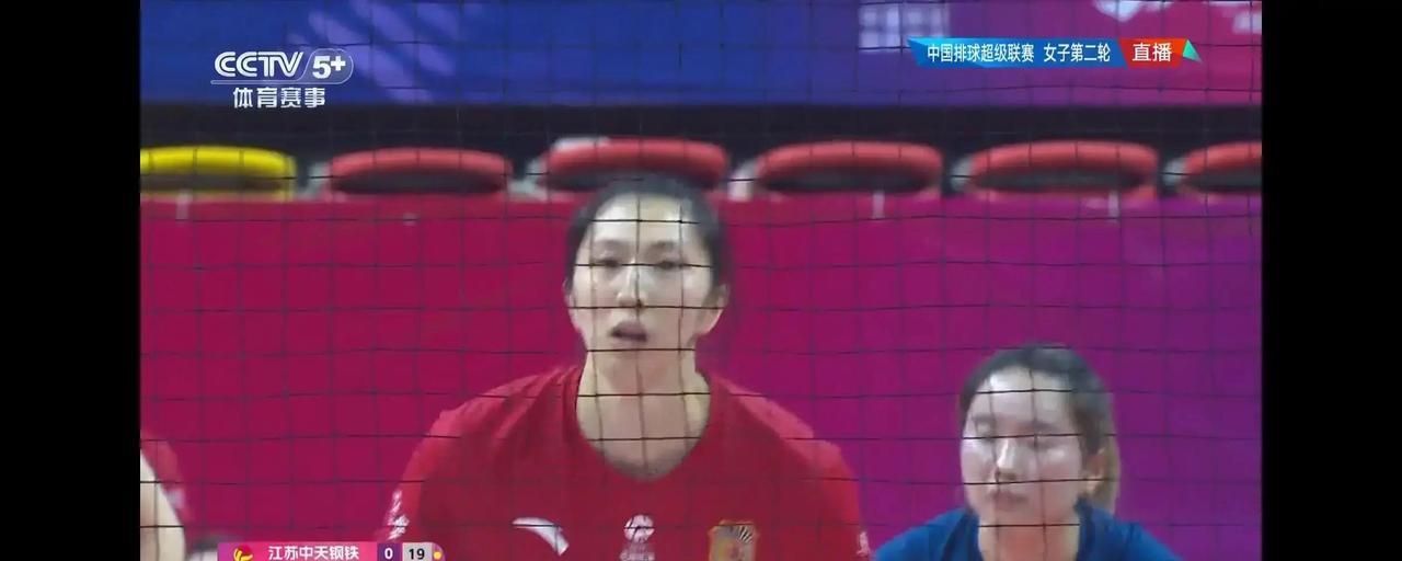 江苏女排最近一场对阵上海队的比赛，打得真是让人捏把汗！江苏队阵容调整后，主攻和接
