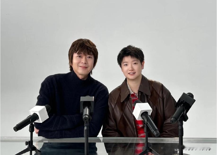 莎莎和ELLE主编访谈的合影，让人感觉她好透亮。不止皮肤变好了，而是整个人在放松