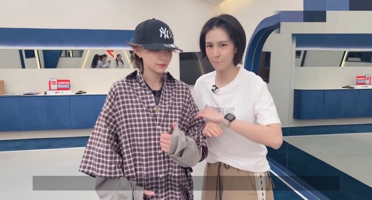 曾沛慈见到李斯丹妮秒变小迷妹太有生活感了！曾沛慈见到李斯丹妮立马秒变小迷妹，情