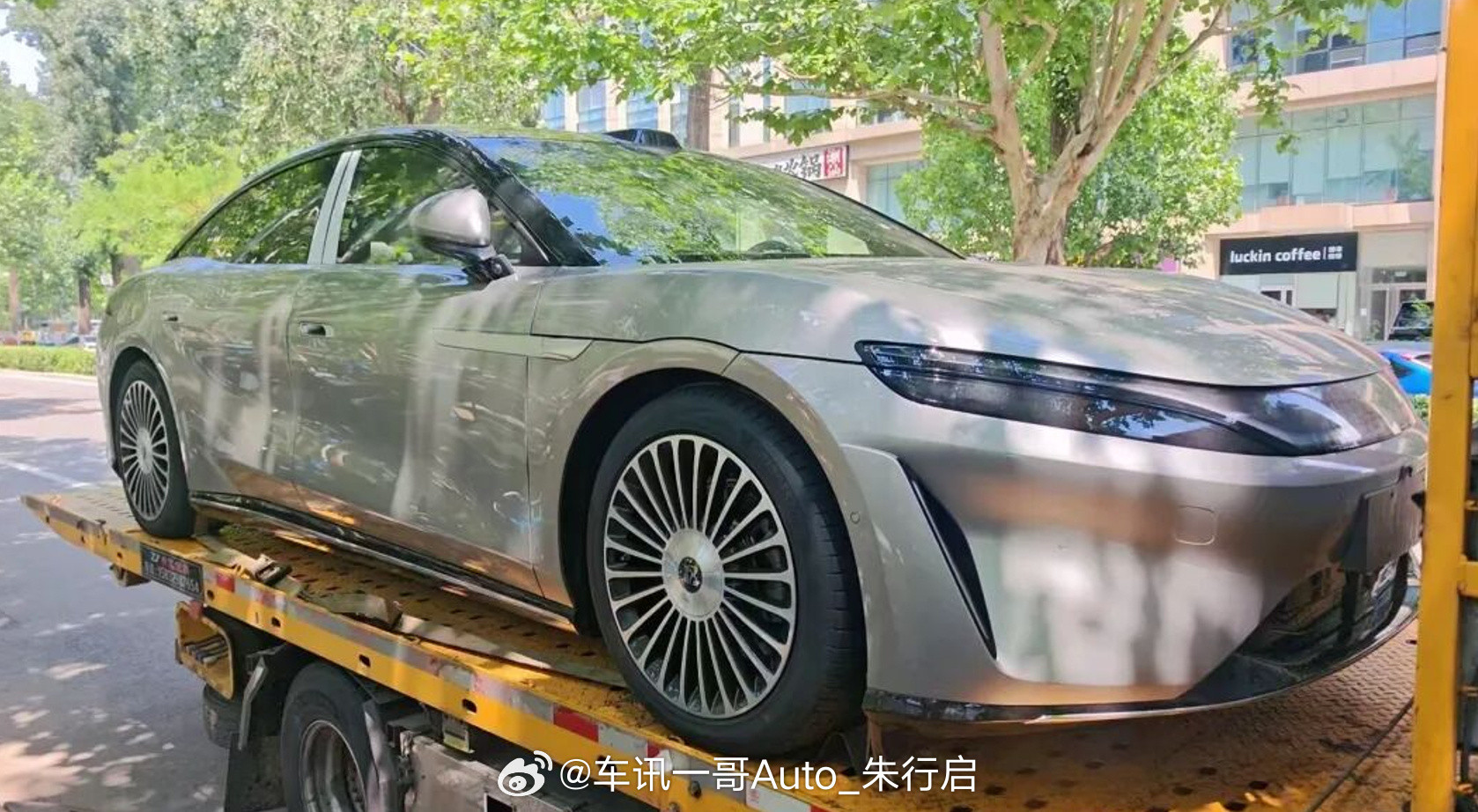 比亚迪首台大汉发车，近日，我们获取了一组比亚迪大汉实车照片，整体来说...