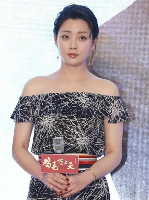 2017年，殷桃在家里帮妈妈摘菜时，妈妈看着殷桃，突然来了一句：“你看我把你生得