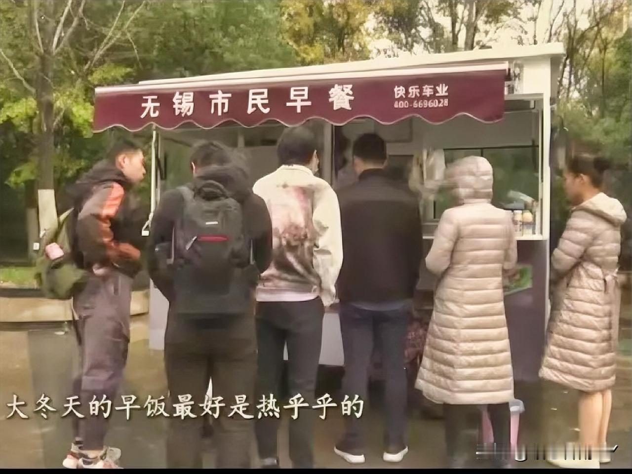 无锡又添便民新举措！多个社区引入便民早餐车，深受上班族和老人喜爱。清晨的街头