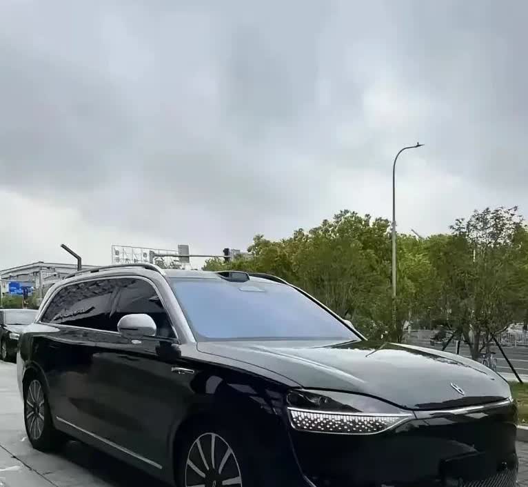 现在宝马X5的排面可大不如前了，开出去没啥亮眼的感觉。宝马X7呢，过去X5的档次