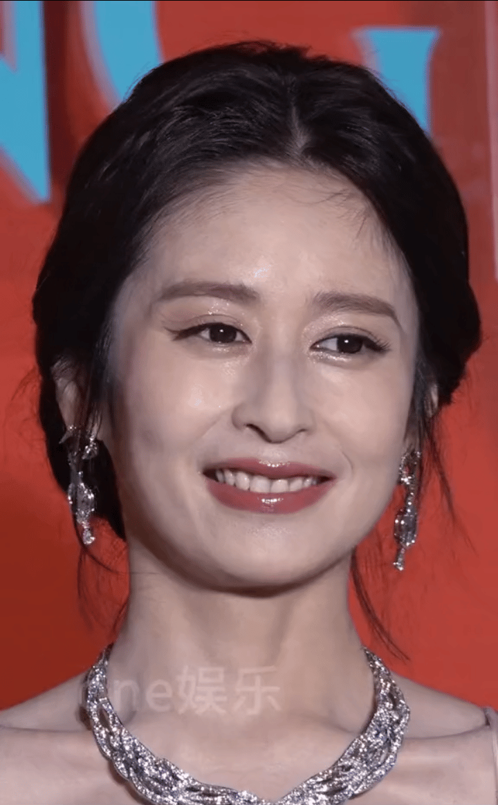 颖儿其实应该感谢杨颖和黄教主36岁这个状态虽然有些疲惫但是眼里的光还在还能