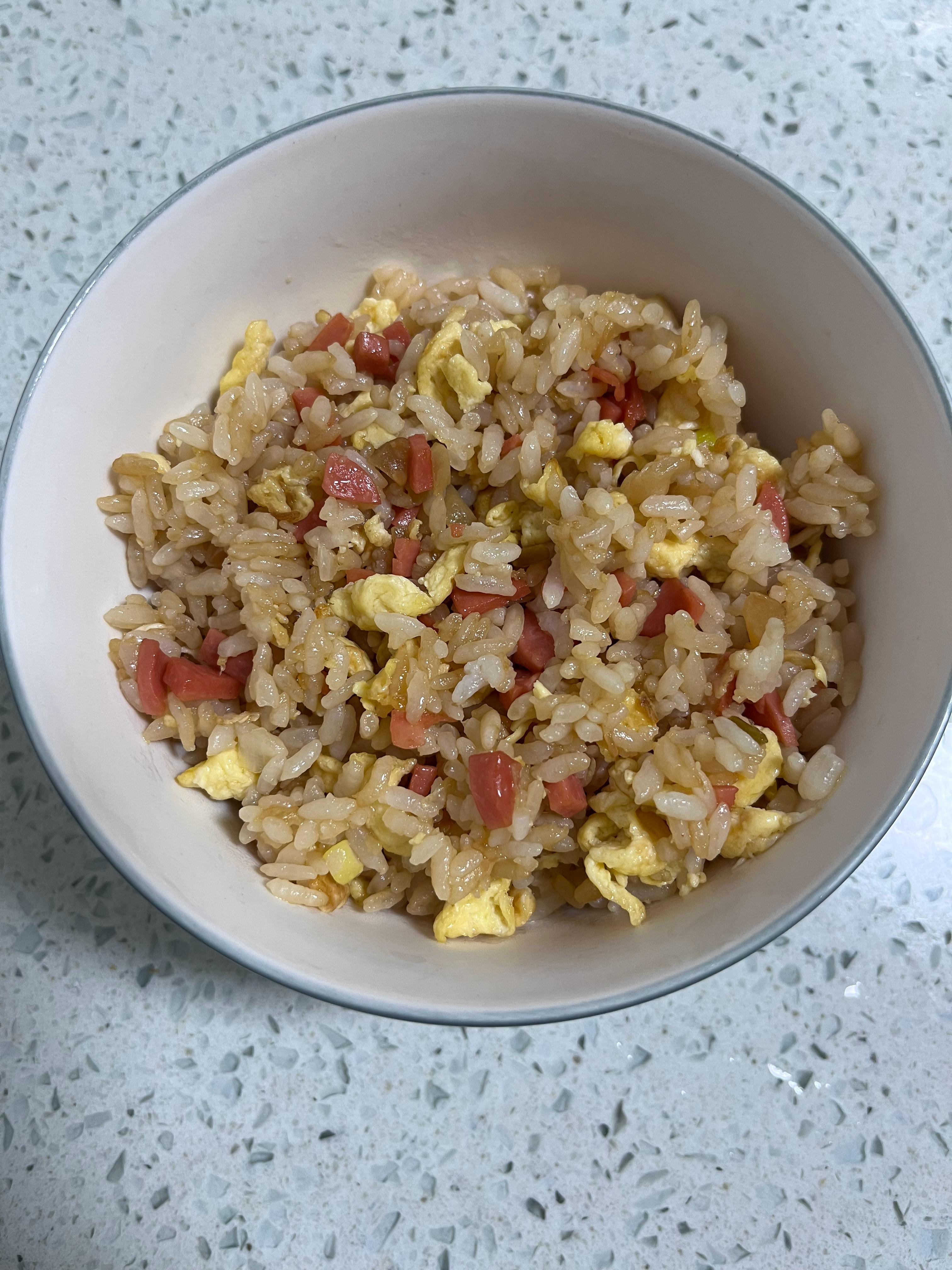 早安～今日份早餐又是炒米粉再配个小榨菜～