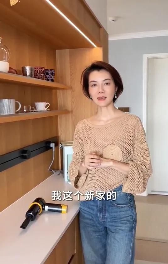44岁车晓搬离了北京大别墅，晒新家看着并不大，而且，装修十分普通，新家家具也不是