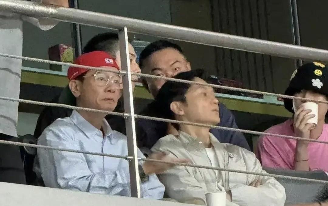 这四人也够松弛的！全部抛下老婆跑去看演唱会，还一等就是40分钟！包了个VIP