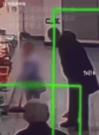 想想都后怕！辽宁大连，男子以问厕所位置为由，向市场内摊贩女儿搭讪，牵着女孩边走边