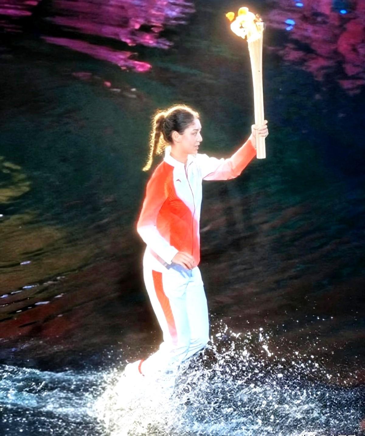 三代同屏，水花当火！火炬接力里，郭晶晶直接在水里划出一条火路，老派豪门突然“