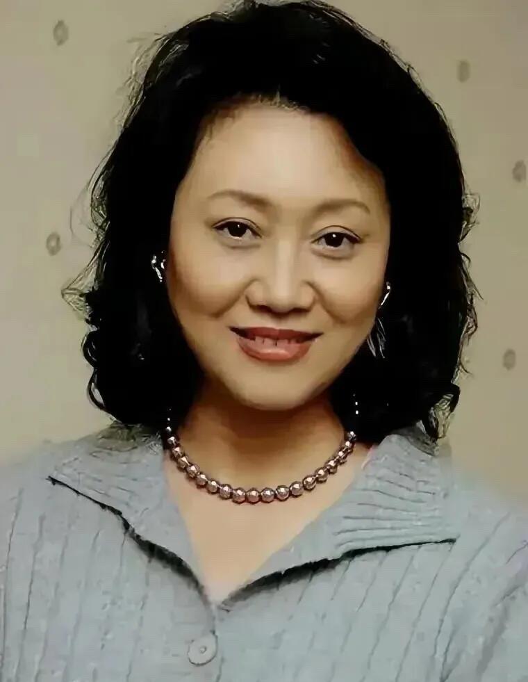 年轻时候像她这样长相的，大鼻子大脸，在现在的话就当不了演员吧，感觉她好像从来就没