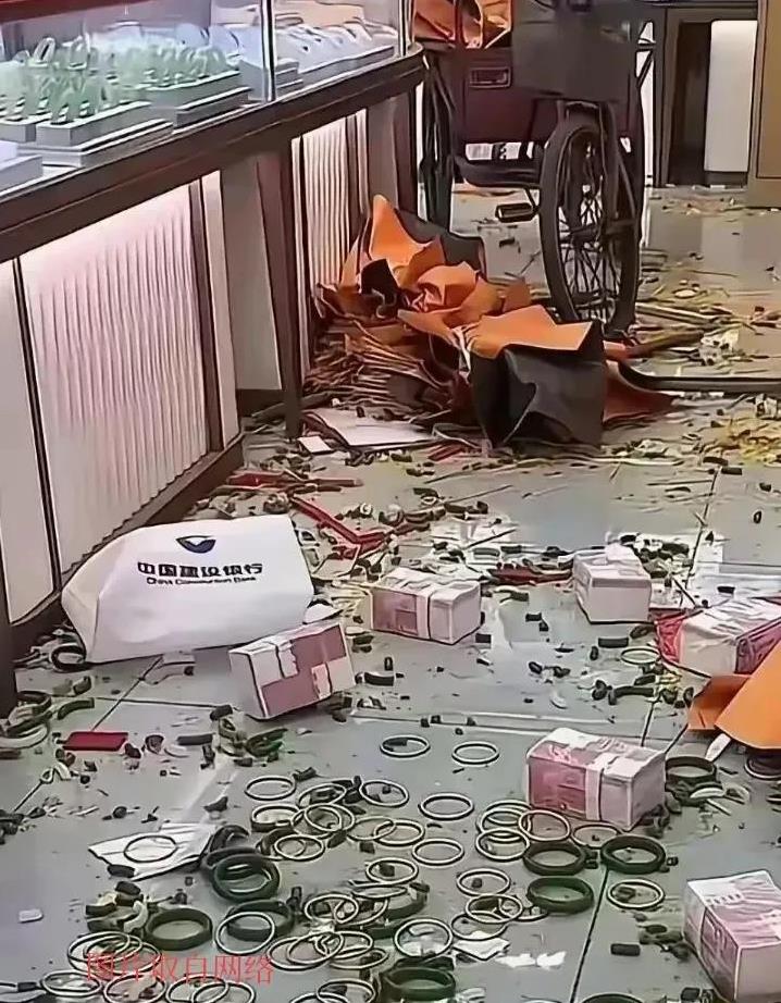 这啥情况一地的翡翠，玉石，还有钞票！