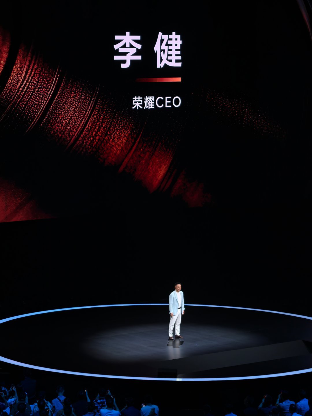 昨晚荣耀李健在国内发布会上首秀，会后荣耀高管团队首次集体亮相接受群访。前前后