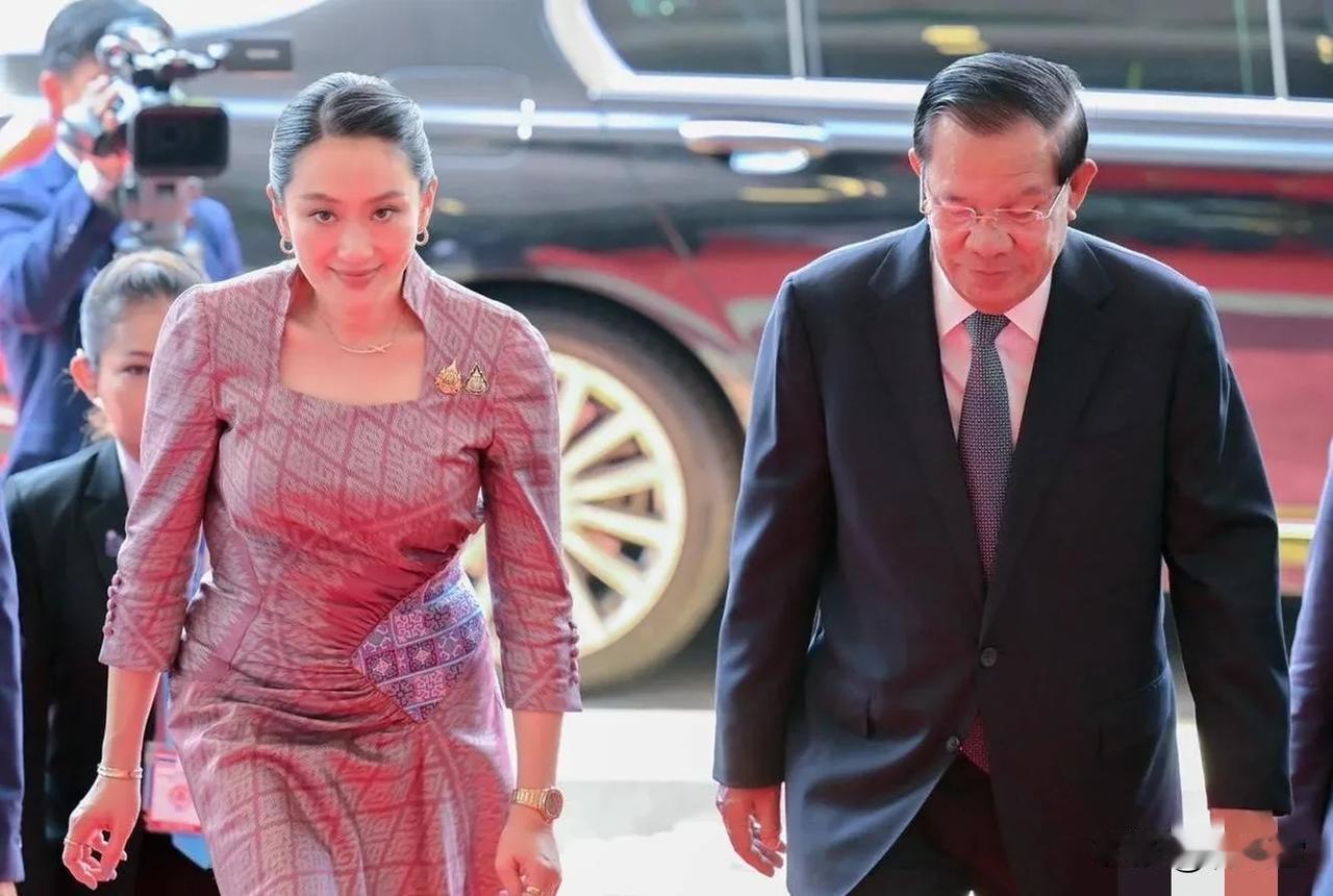 不得不说他信这盘棋下得真妙！泰国士兵在巡逻时连续两次被地雷炸伤，佩通坦的心腹代理