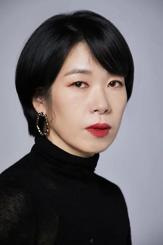 以热门韩剧「黑暗荣耀」中的大婶一角走红的廉惠兰，现在也是越来越好了。今年刚以「苦