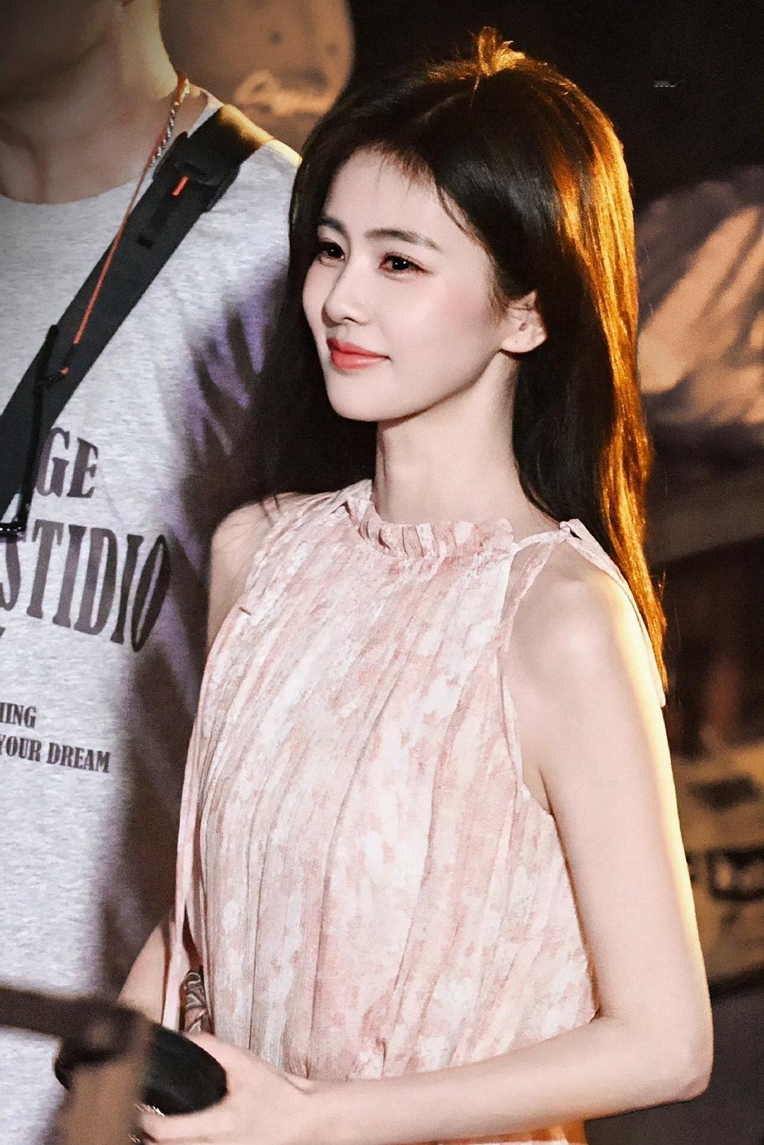 #白鹿走秀提鞋#夜宵吃这个会不会太奢侈了提鞋抬眸完全是晕呐妈咪，走秀又好明媚，太美了（cr.logo
