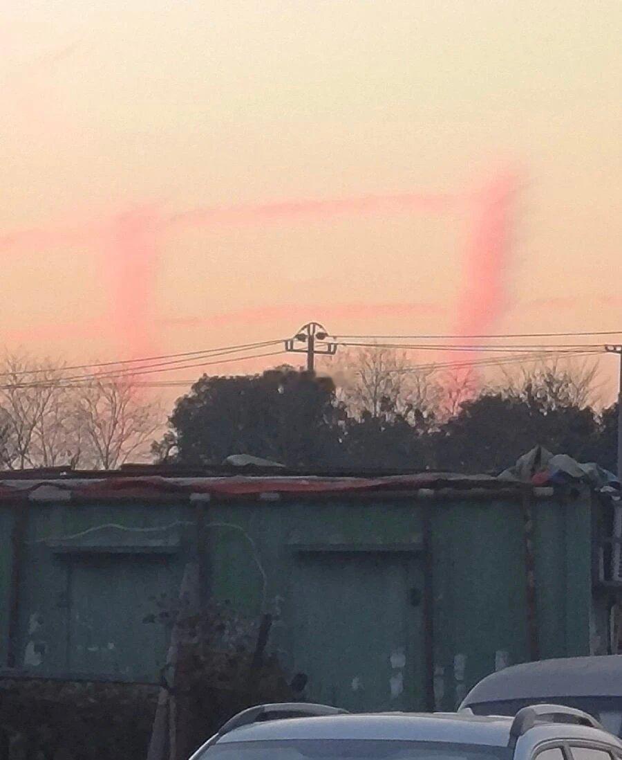 今天傍晚，绍兴天空出现奇景，市民纷纷拿起手机记录。这是世界又出现了什么bug？