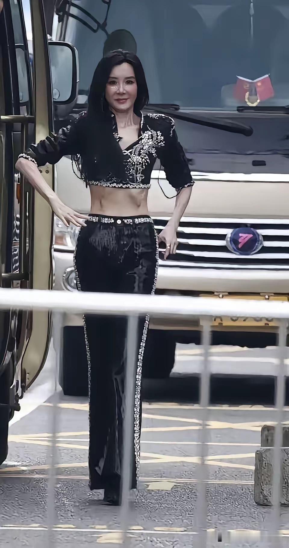 因为年龄的原因代谢都很慢了，所以想保持这样的身材真的很不容易。为了大家的审美，她